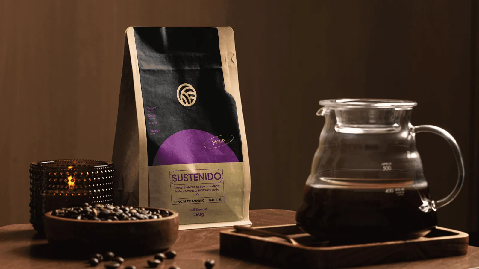 Embalagem do café Clave, linha Sustenido, ao lado de uma cafeteira de vidro